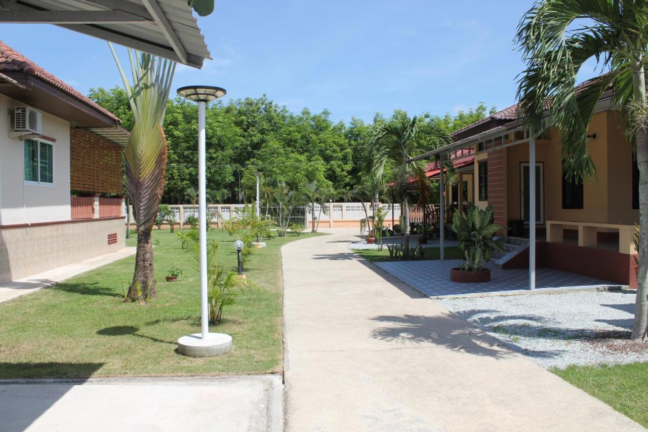 Naluemon Village Fh 1 Rayong Exterior foto